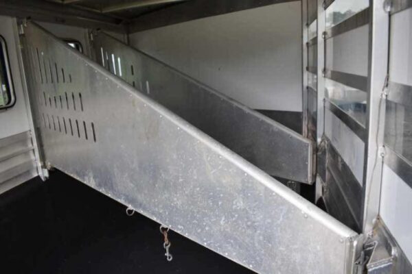 2012 CM 3HBP 3 Horse Trailer - Image 3