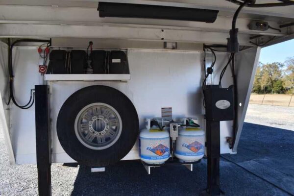 2015 Lakota 8411GLQ 4 Horse Trailer with 11' Short Wall - Image 6