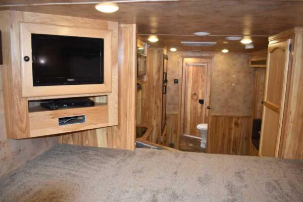 2015 Lakota 8411GLQ 4 Horse Trailer with 11' Short Wall - Image 9
