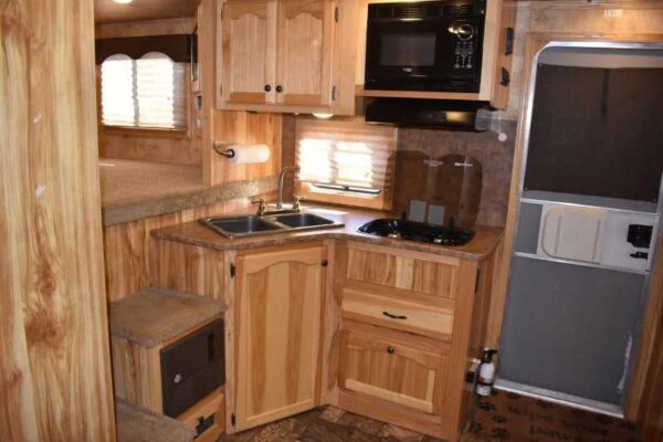 2015 Lakota 8411GLQ 4 Horse Trailer with 11' Short Wall - Image 13