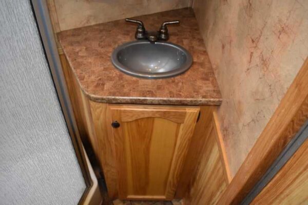 2015 Lakota 8411GLQ 4 Horse Trailer with 11' Short Wall - Image 17