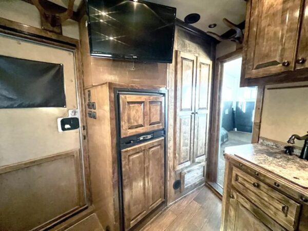 Used 2013 Bloomer 4 Horse 16' LQ, 7'Slide, Air Ride, Pod, Mister/Water Sys  Air ride, HWH Slide, Integrated Pod - Image 15