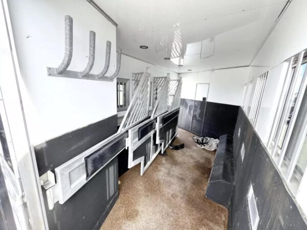 Used 2013 Bloomer 4 Horse 16' LQ, 7'Slide, Air Ride, Pod, Mister/Water Sys  Air ride, HWH Slide, Integrated Pod - Image 19