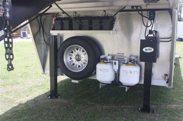 2019 Lakota Charger 4 Horse LQ with 15' Short Wall - Image 4