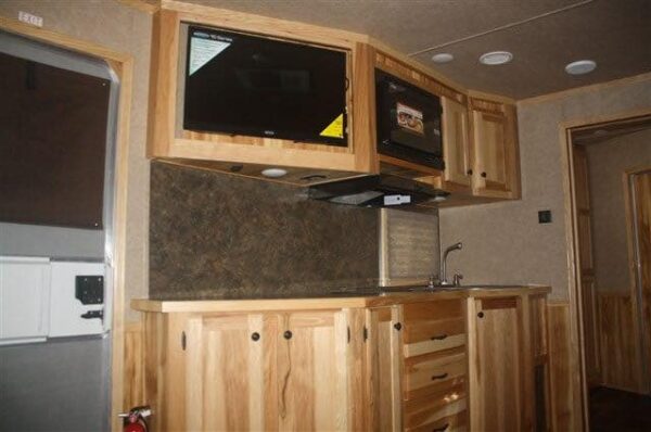 2019 Lakota Charger 4 Horse LQ with 15' Short Wall - Image 20