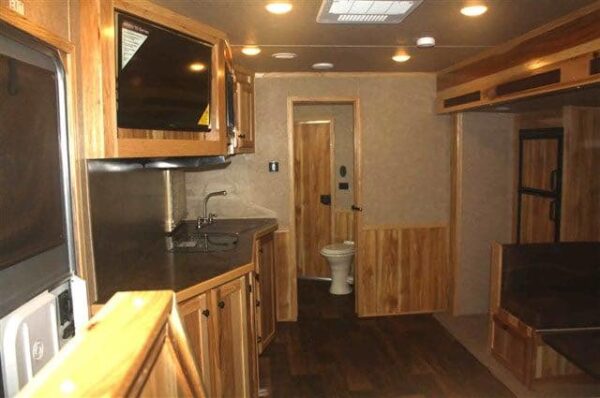 2019 Lakota Charger 4 Horse LQ with 15' Short Wall - Image 19