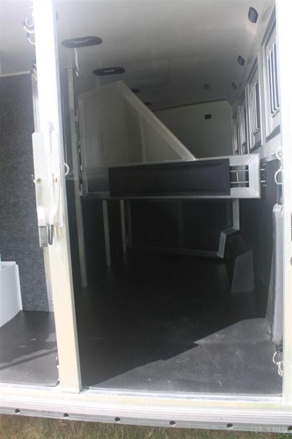 2019 Lakota Charger 4 Horse LQ with 15' Short Wall - Image 11