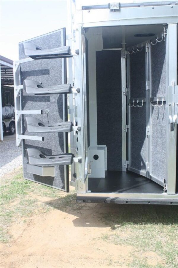 2019 Lakota Charger 4 Horse LQ with 15' Short Wall - Image 9
