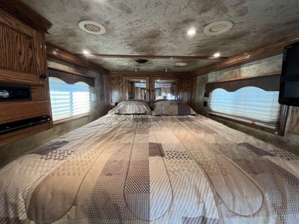 2009 Platinum Coach 3 H 16' SW w/Outlaw Conversion - Image 28