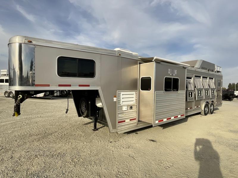 2014 Logan Coach RAZ4GNHDLQ 40' 4 horse Razor GN Horse Trailer**WITH WALK IN CLOSET**